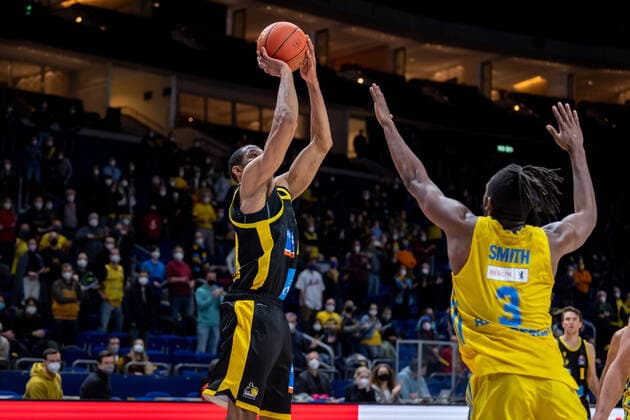 Basketball Berlin 23.01.2022 Saison 2021 2022 1. Bundesliga easyCredit BBL Alba Berlin - MHP Riesen Ludwigsburg Tremmell Darden (Ludwigsburg, No.21) Jaleen Smith (Alba Berlin, No.03) letzter Wurf zum Sieg