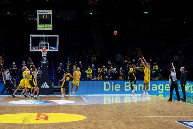 Basketball Berlin 23.01.2022 Saison 2021 2022 1. Bundesliga easyCredit BBL Alba Berlin - MHP Riesen Ludwigsburg Louis Olinde (Alba Berlin, No.19) Wurf zum Sieg trifft nicht