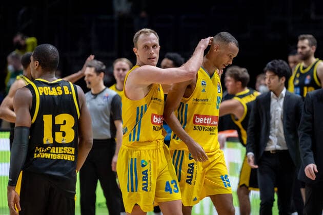 Basketball Berlin 23.01.2022 Saison 2021 2022 1. Bundesliga easyCredit BBL Alba Berlin - MHP Riesen Ludwigsburg Luke Sikma (Alba Berlin, No.43) tröstet Louis Olinde (Alba Berlin, No.19)