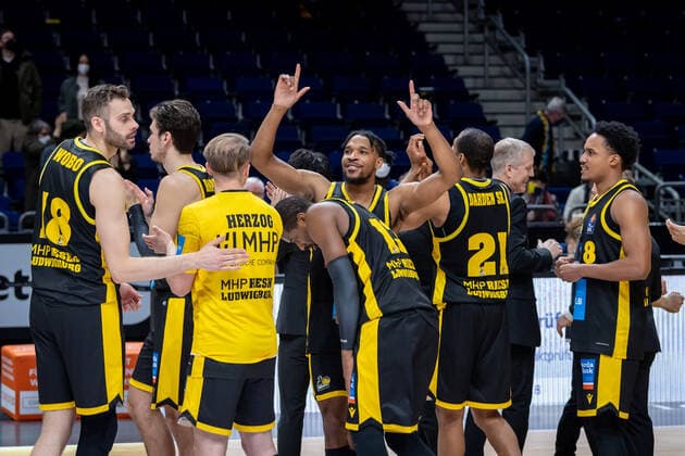 Basketball Berlin 23.01.2022 Saison 2021 2022 1. Bundesliga easyCredit BBL Alba Berlin - MHP Riesen Ludwigsburg Justin Simon (Ludwigsburg, No.05) Jubel und andere