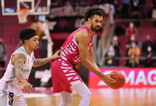 Bonn, Deutschland 23.01.2022, Basketball Bundesliga, 18. Spieltag, BBL, Telekom Baskets Bonn vs Brose Bamberg, Justin Robinson (Bamberg), Jeremy Morgan (Bonn)