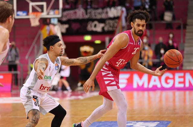 Bonn, Deutschland 23.01.2022, Basketball Bundesliga, 18. Spieltag, BBL, Telekom Baskets Bonn vs Brose Bamberg, Justin Robinson (Bamberg), Jeremy Morgan (Bonn)