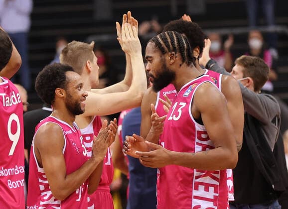 Bonn, Deutschland 23.01.2022, Basketball Bundesliga, 18. Spieltag, BBL, Telekom Baskets Bonn vs Brose Bamberg, Parker Jackson-Cartwright (Bonn), Javontae Hawkins (Bonn)