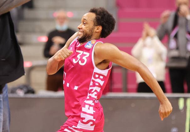 Bonn, Deutschland 23.01.2022, Basketball Bundesliga, 18. Spieltag, BBL, Telekom Baskets Bonn vs Brose Bamberg, Parker Jackson-Cartwright (Bonn) jubelt.