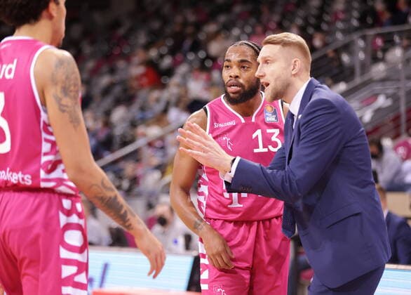 Trainer Tuomas Iisalo, Javontae Hawkins Telekom Baskets Bonn vs. Brose Bamberg easyCredit BBL 1. Bundesliga , Saison 2021 2022 , Hauptrunde 18. Spieltag