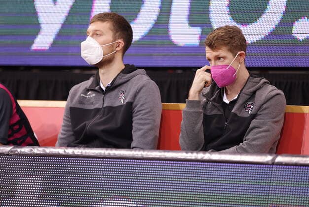 verletzt auf der Bank: Saulius Kulvietis, Skyler Bowlin Telekom Baskets Bonn vs. Brose Bamberg easyCredit BBL 1. Bundesliga , Saison 2021 2022 , Hauptrunde 18. Spieltag