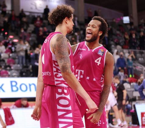 Justin Gorham, Michael Kessens Telekom Baskets Bonn vs. Brose Bamberg easyCredit BBL 1. Bundesliga , Saison 2021 2022 , Hauptrunde 18. Spieltag