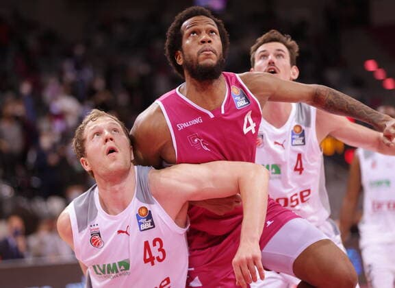 Justin Gorham Telekom Baskets Bonn vs. Christian Sengfelder, Omar Prewitt Brose Bamberg easyCredit BBL 1. Bundesliga , Saison 2021 2022 , Hauptrunde 18. Spieltag