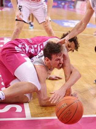 Michael Kessens Telekom Baskets Bonn vs. Omar Prewitt Brose Bamberg , am Boden easyCredit BBL 1. Bundesliga , Saison 2021 2022 , Hauptrunde 18. Spieltag