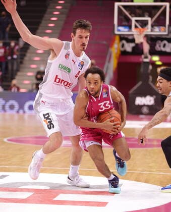 Parker Jackson-Cartwright Telekom Baskets Bonn vs. Omar Prewitt Brose Bamberg easyCredit BBL 1. Bundesliga , Saison 2021 2022 , Hauptrunde 18. Spieltag