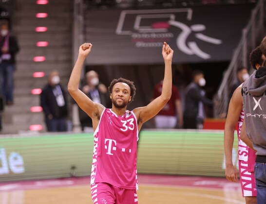 Parker Jackson-Cartwright Telekom Baskets Bonn Jubel nach Sieg vs. Brose Bamberg easyCredit BBL 1. Bundesliga , Saison 2021 2022 , Hauptrunde 18. Spieltag