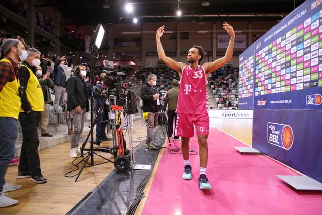 Nach TV Interview bei magenta - Parker Jackson-Cartwright Telekom Baskets Bonn Jubel nach Sieg vs. Brose Bamberg easyCredit BBL 1. Bundesliga , Saison 2021 2022 , Hauptrunde 18. Spieltag