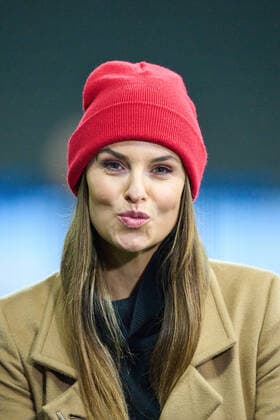 Sport Bilder des Tages Laura WONTORRA, sports presenter, reporter, woman, moderator, TV, television, DAZN in the match HERTHA BSC BERLIN - FC BAYERN MÜNCHEN 1.German Football League on Jan 23, 2022 in Berlin, Germany. Season 2021 2022, matchday 20, 1.Bundesliga, FCB, 20.Spieltag.