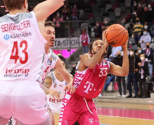 Der Grösste: 40 Punkte durch Karper Jackson-Cartwright (Bonn 33), Telekom Baskets Bonn vs. Brose Bamberg, Basketball, 1. Easy Credit- Bundesliga, 18. Spieltag, 23.01.2022, Telekom Baskets Bonn vs. Brose Bamberg, Basketball, 1. Easy Credit- Bundesliga, 23. Spieltag, 23.01.2022 Bonn Copyright: xJoergxNiebergall Eibner-Pressefox EP_JNL