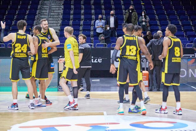 Sieger,Ethan Happ (MHP Riesen Ludwigsburg, 24),Yorman Polas Bartolo (MHP Riesen Ludwigsburg, 13),James Woodard (MHP Riesen Ludwigsburg, 8),GER,Basketball,BBL,18. Spieltag,Saison 2021 2022,Alba Berlin gegen MHP Riesen Ludwigsburg,23.01.2022, 15:00, GER, Basketball,BBL,18. Spieltag,Saison 2021 2022,Alba Berlin gegen MHP Riesen Ludwigsburg,23.01.2022, 15:00,Foto: Eibner Gerd Gruhn Berliin Copyright: xGerdxGruhnx EP_GGN