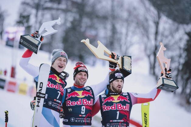 Bilder des Jahres 2022, Sport 01 Januar Sport Themen der Woche KW03 23.01.2022, Streif, Kitzbühel, AUT, FIS Weltcup Ski Alpin, Abfahrt, Herren, Siegerehrung, im Bild 2. Platz Marco Odermatt (SUI), Sieger Beat Feuz (SUI), 3. Platz Daniel Hemetsberger (AUT) 2nd Marco Odermatt of Switzerland Winner Beat Feuz of Switzerland 3rd placed Daniel Hemetsberger of Austria during the winner ceremony for the men s Downhill Race of FIS Ski Alpine World Cup at the Streif in Kitzbühel, Austria on 2022 01 23. Expa Kitzbühel *** 23 01 2022, Streif, Kitzbühel, AUT, FIS Alpine Ski World Cup, Downhill, Men, Award Ceremony, in picture 2 place Marco Odermatt SUI , winner Beat Feuz SUI , 3 place Daniel Hemetsberger AUT 2nd Marco Odermatt of Switzerland Winner Beat Feuz of Switzerland 3rd placed Daniel Hemetsberger of Austria during the winner ceremony for the men s Downhill Race of FIS Ski Alpine World Cup at the Streif in Kitzbühel, Austria on 2022 01 23 Expa Kitzbühel  EP_fei