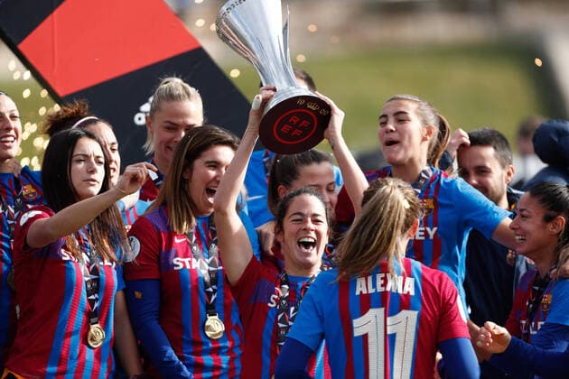 Bilder des Jahres 2022, Sport 01 Januar Sport Themen der Woche KW03 January 23, 2022, LAS ROZAS, MADRID, SPAIN: Marta Torrejon of FC Barcelona, Barca and teammates celebrate the victory with the Champions trophy during the Spanish Women Supercup, Final, football match played between FC Barcelona and Atletico de Madrid at Ciudad del Futbol on January 23, 2022, in Las Rozas, Madrid, Spain. LAS ROZAS SPAIN - ZUMAa181 20220123_zaa_a181_306 Copyright: xOscarxJ.xBarrosox