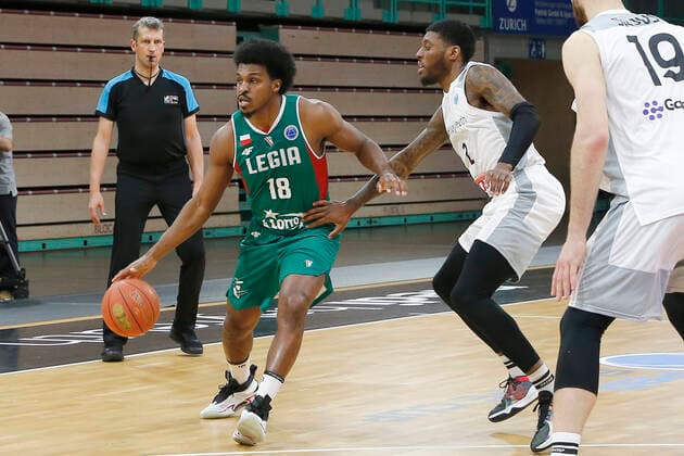 Basketball FIBA Europa Cup 3. Spieltag Gruppe I Runde 2 in der Oberfrankenhalle in Bayreuth Saison 2021-2022 Medi Bayreuth gegen Legia Warszawa Sacar Anim ( Medi Bayreuth) -2- rechts Raymond Cowels III (Legia Warszawa) -18- links
