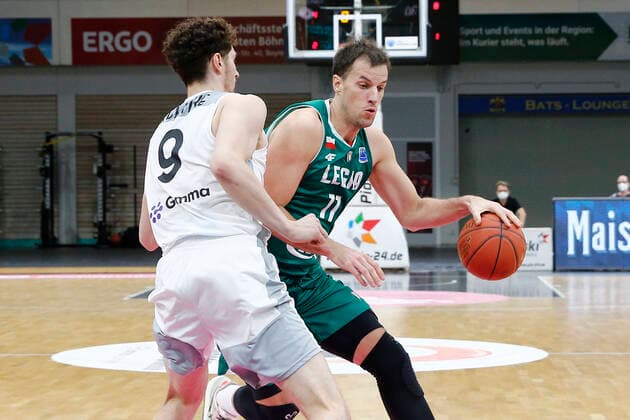 Basketball FIBA Europa Cup 3. Spieltag Gruppe I Runde 2 in der Oberfrankenhalle in Bayreuth Saison 2021-2022 Medi Bayreuth gegen Legia Warszawa Kay Bruhnke (Medi Bayreuth) -9- links Jure Skific (Legia Warszawa) -11- rechts