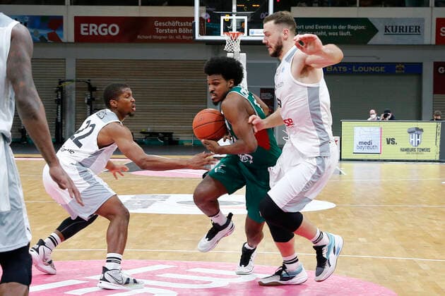 Basketball FIBA Europa Cup 3. Spieltag Gruppe I Runde 2 in der Oberfrankenhalle in Bayreuth Saison 2021-2022 Medi Bayreuth gegen Legia Warszawa Cameron Wells ( Medi Bayreuth) -22- links Martynas Sajus ( Medi Bayreuth) -19- rechts Raymond Cowels III (Legia Warszawa) -18- mitte