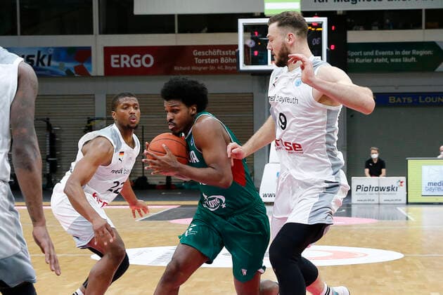 Basketball FIBA Europa Cup 3. Spieltag Gruppe I Runde 2 in der Oberfrankenhalle in Bayreuth Saison 2021-2022 Medi Bayreuth gegen Legia Warszawa Cameron Wells ( Medi Bayreuth) -22- links Martynas Sajus ( Medi Bayreuth) -19- rechts Raymond Cowels III (Legia Warszawa) -18- mitte