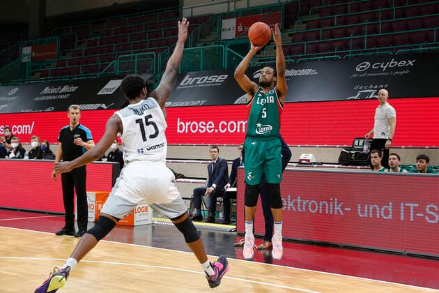 Basketball FIBA Europa Cup 3. Spieltag Gruppe I Runde 2 in der Oberfrankenhalle in Bayreuth Saison 2021-2022 Medi Bayreuth gegen Legia Warszawa Terry Allen ( Medi Bayreuth) -15- links Muhammad-Ali Abdur-Rahkman (Legia Warszawa) -5-