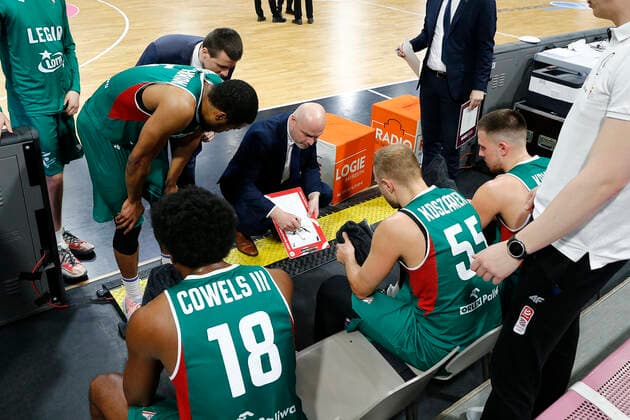 Basketball FIBA Europa Cup 3. Spieltag Gruppe I Runde 2 in der Oberfrankenhalle in Bayreuth Saison 2021-2022 Medi Bayreuth gegen Legia Warszawa Wojciech Kaminski (Legia Warszawa Trainer)