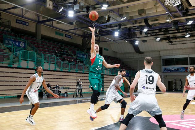 Basketball FIBA Europa Cup 3. Spieltag Gruppe I Runde 2 in der Oberfrankenhalle in Bayreuth Saison 2021-2022 Medi Bayreuth gegen Legia Warszawa Martynas Sajus ( Medi Bayreuth) -19- rechts Lukasz Koszarek (Legia Warszawa) -55- mitte