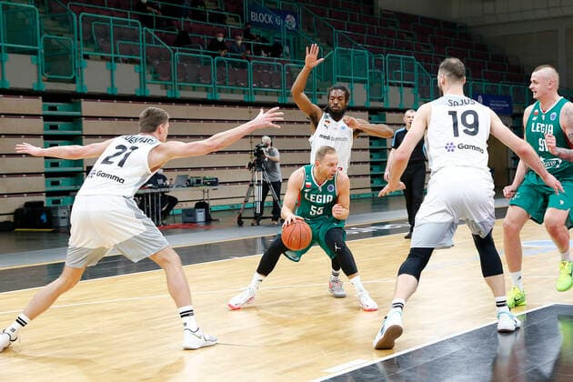 Basketball FIBA Europa Cup 3. Spieltag Gruppe I Runde 2 in der Oberfrankenhalle in Bayreuth Saison 2021-2022 Medi Bayreuth gegen Legia Warszawa Janari Jöesaar ( Medi Bayreuth) -21- links Marcus Thornton ( Medi Bayreuth) -3- mitte Martynas Sajus ( Medi Bayreuth) -19- rechts Lukasz Koszarek (Legia Warszawa) -55- mitte vorne