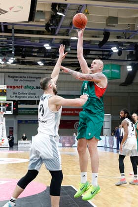 Basketball FIBA Europa Cup 3. Spieltag Gruppe I Runde 2 in der Oberfrankenhalle in Bayreuth Saison 2021-2022 Medi Bayreuth gegen Legia Warszawa Martynas Sajus ( Medi Bayreuth) -19- links Dariusz Wojciech Wyka (Legia Warszawa) -91- rechts