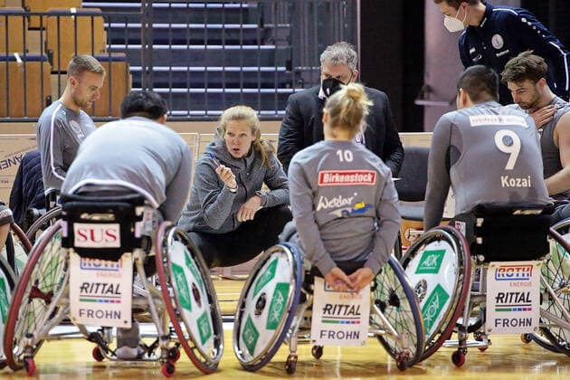 23.01.2022, xovx, Rollstuhlbasketball Bundesliga RBBL, RSV Lahn Dill - BBC Münsterland Anweisungen von Trainerin Janet Zeltinger (RSV Lahn Dill) an ihr Team. Wetzlar Buderus-Arena Hessen Deutschland (DE)