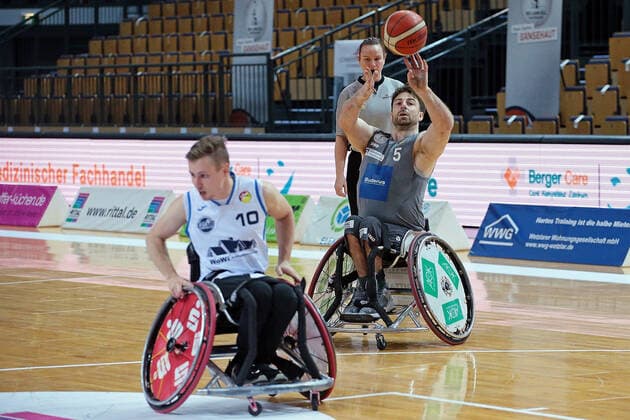 23.01.2022, xovx, Rollstuhlbasketball Bundesliga RBBL, RSV Lahn Dill - BBC Münsterland v.l. Phillip Schorp (BBC Münsterland), Simon Brown (RSV Lahn Dill) Wetzlar Buderus-Arena Hessen Deutschland (DE)