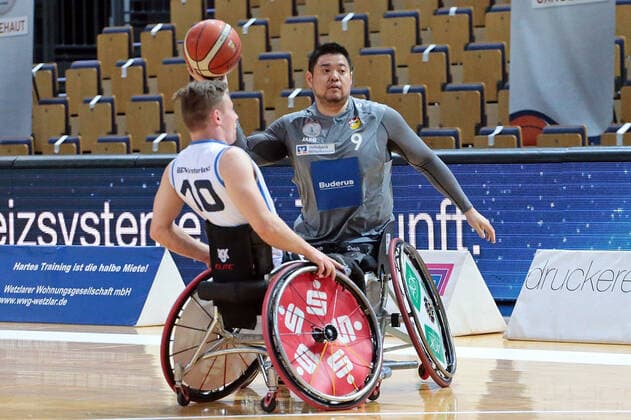 23.01.2022, xovx, Rollstuhlbasketball Bundesliga RBBL, RSV Lahn Dill - BBC Münsterland v.l. Phillip Schorp (BBC Münsterland), Hiroaki Kozai (RSV Lahn Dill) Wetzlar Buderus-Arena Hessen Deutschland (DE)