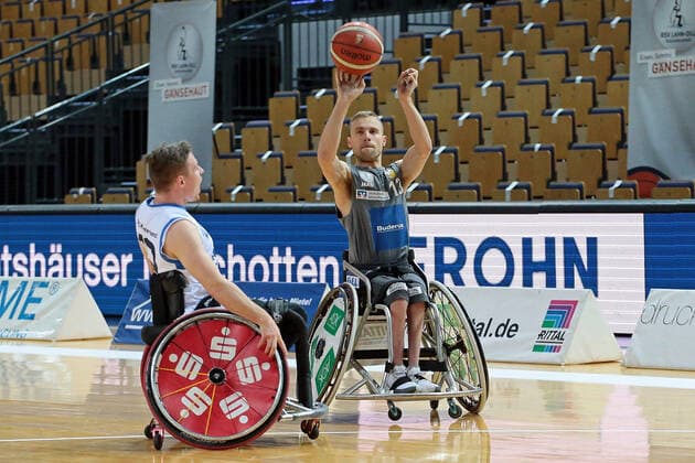 23.01.2022, xovx, Rollstuhlbasketball Bundesliga RBBL, RSV Lahn Dill - BBC Münsterland v.l. Phillip Schorp (BBC Münsterland), Thomas Böhme (RSV Lahn Dill) Wetzlar Buderus-Arena Hessen Deutschland (DE)