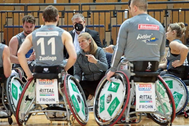 23.01.2022, xovx, Rollstuhlbasketball Bundesliga RBBL, RSV Lahn Dill - BBC Münsterland Trainerin Janet Zeltinger (RSV Lahn Dill) nit Anweisungen an ihr Team. Wetzlar Buderus-Arena Hessen Deutschland (DE)