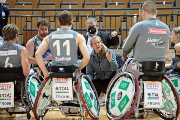 23.01.2022, xovx, Rollstuhlbasketball Bundesliga RBBL, RSV Lahn Dill - BBC Münsterland Trainerin Janet Zeltinger (RSV Lahn Dill) nit Anweisungen an ihr Team. Wetzlar Buderus-Arena Hessen Deutschland (DE)