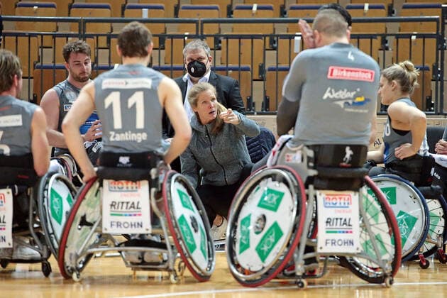 23.01.2022, xovx, Rollstuhlbasketball Bundesliga RBBL, RSV Lahn Dill - BBC Münsterland Trainerin Janet Zeltinger (RSV Lahn Dill) nit Anweisungen an ihr Team. Wetzlar Buderus-Arena Hessen Deutschland (DE)