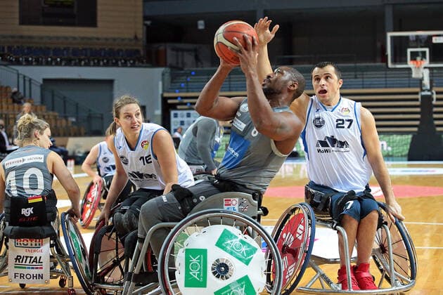 23.01.2022, xovx, Rollstuhlbasketball Bundesliga RBBL, RSV Lahn Dill - BBC Münsterland v.l. Catharina Weiß (RSV Lahn Dill), Lena Knippelmeyer (BBC Münsterland), Brian Bell (RSV Lahn Dill), Elvis Fakic (BBC Münsterland) Wetzlar Buderus-Arena Hessen Deutschland (DE)