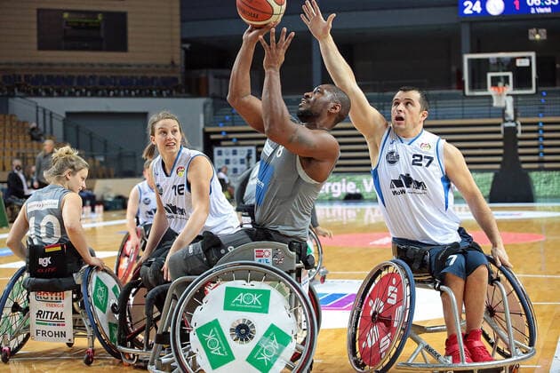 23.01.2022, xovx, Rollstuhlbasketball Bundesliga RBBL, RSV Lahn Dill - BBC Münsterland v.l. Catharina Weiß (RSV Lahn Dill), Lena Knippelmeyer (BBC Münsterland), Brian Bell (RSV Lahn Dill), Elvis Fakic (BBC Münsterland) Wetzlar Buderus-Arena Hessen Deutschland (DE)