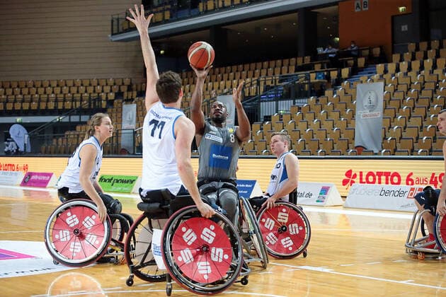 23.01.2022, xovx, Rollstuhlbasketball Bundesliga RBBL, RSV Lahn Dill - BBC Münsterland v.l. Lena Knippelmeyer (BBC Münsterland), Mattijs Bellers (BBC Münsterland), Brian Bell (RSV Lahn Dill), Phillip Schorp (BBC Münsterland) Wetzlar Buderus-Arena Hessen Deutschland (DE)