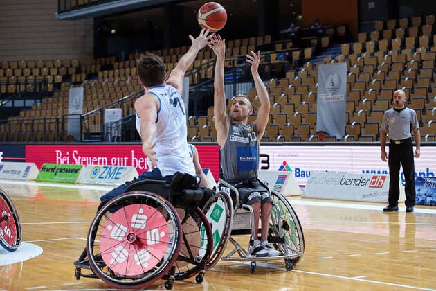 23.01.2022, xovx, Rollstuhlbasketball Bundesliga RBBL, RSV Lahn Dill - BBC Münsterland v.l. Mattijs Bellers (BBC Münsterland), Thomas Böhme (RSV Lahn Dill) Wetzlar Buderus-Arena Hessen Deutschland (DE)