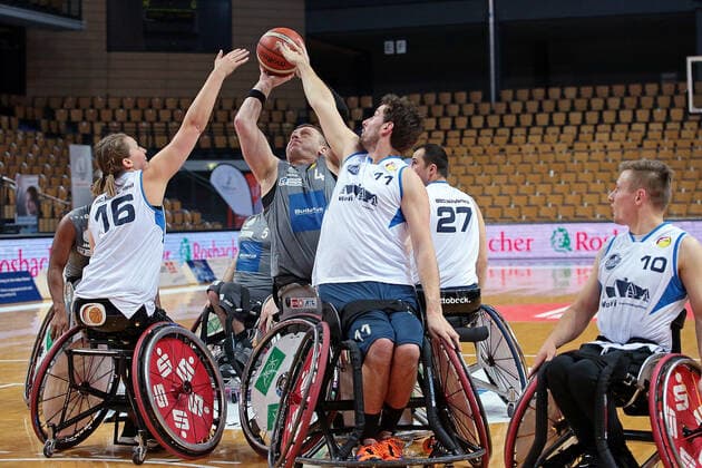 23.01.2022, xovx, Rollstuhlbasketball Bundesliga RBBL, RSV Lahn Dill - BBC Münsterland v.l. Brian Bell (RSV Lahn Dill), Lena Knippelmeyer (BBC Münsterland), Simon Brown (RSV Lahn Dill), Dominik Mosler (RSV Lahn Dill), Mattijs Bellers (BBC Münsterland), Elvis Fakic (BBC Münsterland), Phillip Schorp (BBC Münsterland) Wetzlar Buderus-Arena Hessen Deutschland (DE)