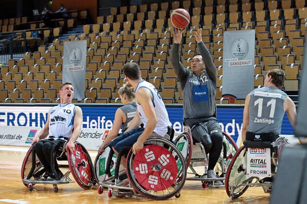 23.01.2022, xovx, Rollstuhlbasketball Bundesliga RBBL, RSV Lahn Dill - BBC Münsterland v.l. Phillip Schorp (BBC Münsterland), Catharina Weiß (RSV Lahn Dill), Sören Müller (BBC Münsterland), Reo Fujimoto (RSV Lahn Dill), Quinten Zantinge (RSV Lahn Dill) Wetzlar Buderus-Arena Hessen Deutschland (DE)