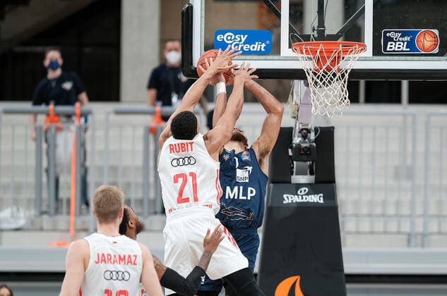 Augustine Rubit (FC Bayern Muenchen, 21) im Zweikampf mit Brekott Chapman (MLP Academics Heidelberg, 1) , MLP Academics Heidelberg vs. FC Bayern Muenchen, Basketball, easyCredit Bundesliga, 18.Spieltag, Saison 2021 2022, 23.01.2022, MLP Academics Heidelberg vs. FC Bayern Muenchen, Basketball, easyCredit Bundesliga, 18.Spieltag, Saison 2021 2022, 23.01.2022, Heidelberg Copyright: xEibner-Pressefotox EP_EER