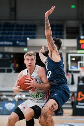 Ognjen Jaramaz (FC Bayern Muenchen, 10) im Zweikampf mit Jordan Geist (MLP Academics Heidelberg, 15), MLP Academics Heidelberg vs. FC Bayern Muenchen, Basketball, easyCredit Bundesliga, 18.Spieltag, Saison 2021 2022, 23.01.2022, MLP Academics Heidelberg vs. FC Bayern Muenchen, Basketball, easyCredit Bundesliga, 18.Spieltag, Saison 2021 2022, 23.01.2022, Heidelberg Copyright: xEibner-Pressefotox EP_EER