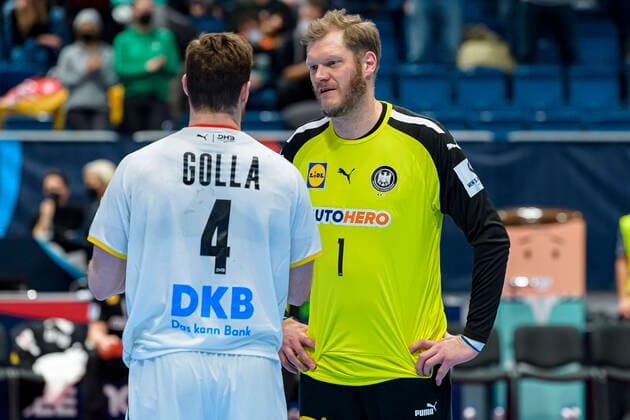 Bratislava, 23. Januar 2022: Handball EHF EM, Hauptrunde, Gruppe 2, Deutschland vs. Schweden Johannes Golla (Deutschland SG Flensburg), Johannes Bitter (Deutschland HSV Hamburg) Bratislava Ondreja Nepelu Arena Slovakia