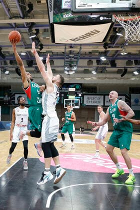 Basketball FIBA Europa Cup 3. Spieltag Gruppe I Runde 2 in der Oberfrankenhalle in Bayreuth Saison 2021-2022 Medi Bayreuth gegen Legia Warszawa Martynas Sajus ( Medi Bayreuth) -19- rechts Muhammad-Ali Abdur-Rahkman (Legia Warszawa) -5- links