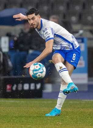 Berlin, 23.01.2022, Fussball, Bundesliga, 20. Spieltag, Hertha BSC - FC Bayern Muenchen, Olympiastadion. Herthas Suat Serdar spielt den Ball. DFL regulations and DFB regulations prohibit any use of photographs as image sequences and or quasi-video, Foto: Andreas Gora Hertha BSC - FC Bayern Muenchen
