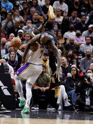 Miami Heat center Dewayne Dedmon (R) fouls Los Angeles Lakers forward Carmelo Anthony (L) during a NBA, Basketball Herren, USA basketball game, between the Miami Heat and the Los Angeles Lakers, at FTX Arena in Miami, Florida, US, 23 January 2022. Los Angeles Lakers at Miami Heat !ACHTUNG: NUR REDAKTIONELLE NUTZUNG!  Copyright: xRHONAxWISEx AME722 20220124-257f57de3a884987510656921f806c0bea8fc6ad
