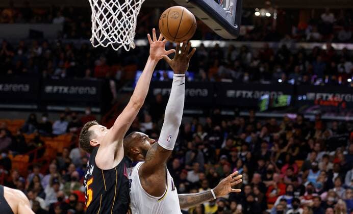 Los Angeles Lakers guard LeBroon James has a shot blocked by Miami Heat forward forward Duncan Robinson during the second half of the NBA, Basketball Herren, USA basketball game between the Miami Heat and the Los Angeles Lakers at FTX Arena in Miami, Florida, USA, 23 January 2022. Los Angeles Lakers at Miami Heat !ACHTUNG: NUR REDAKTIONELLE NUTZUNG!  Copyright: xRHONAxWISEx AME746 20220124-2f3ce7088c3968b8fc4ebd4d827fb52924ba7f28